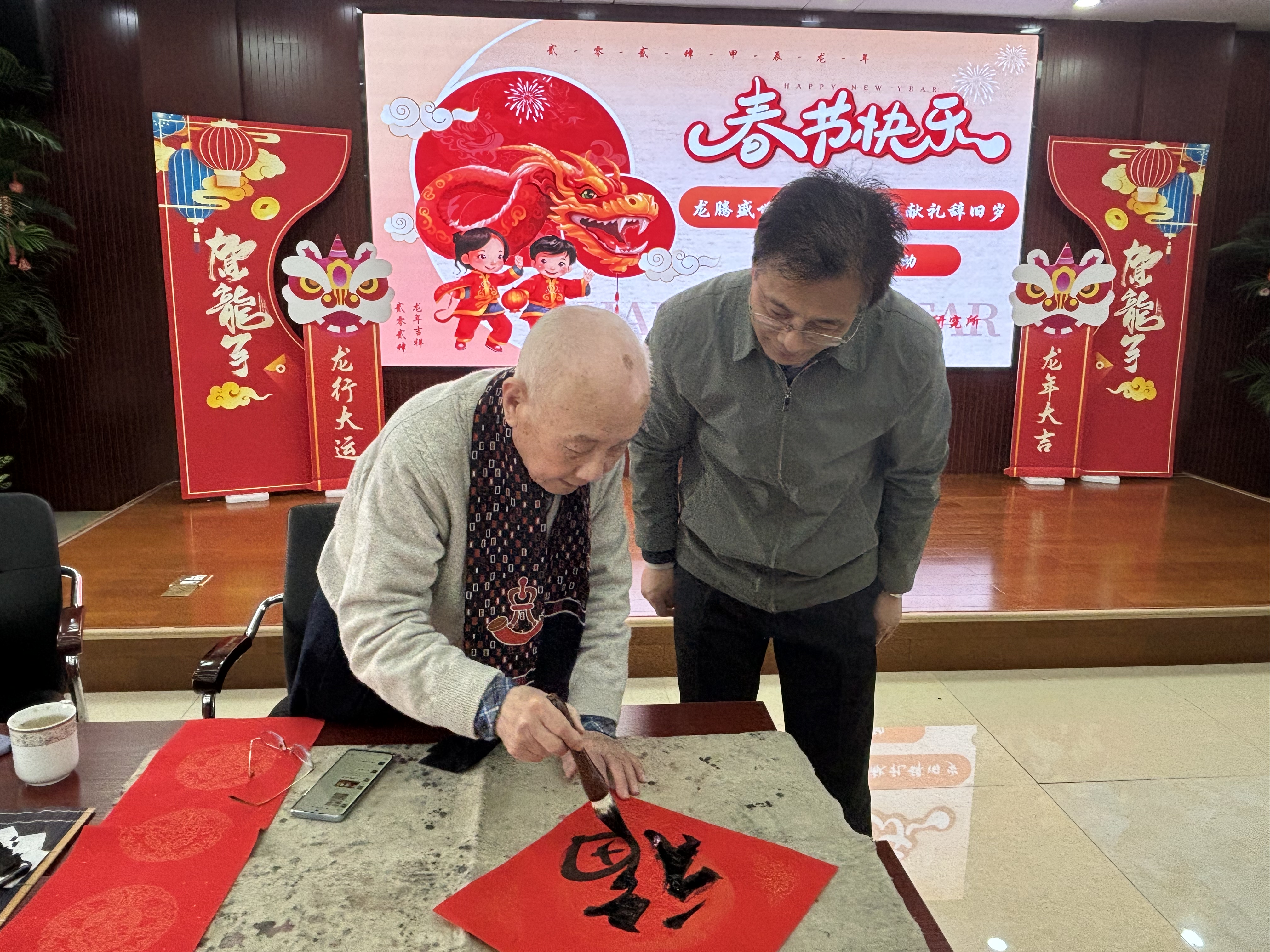 7--写春联--刘彦.jpg
