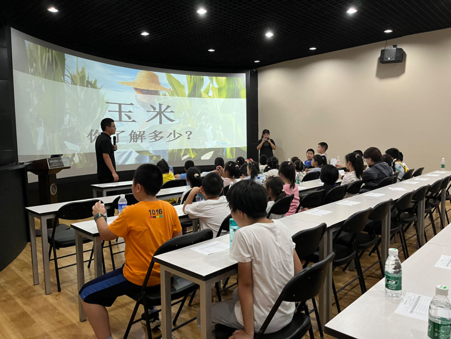 讲座.jpg 讲座.jpg