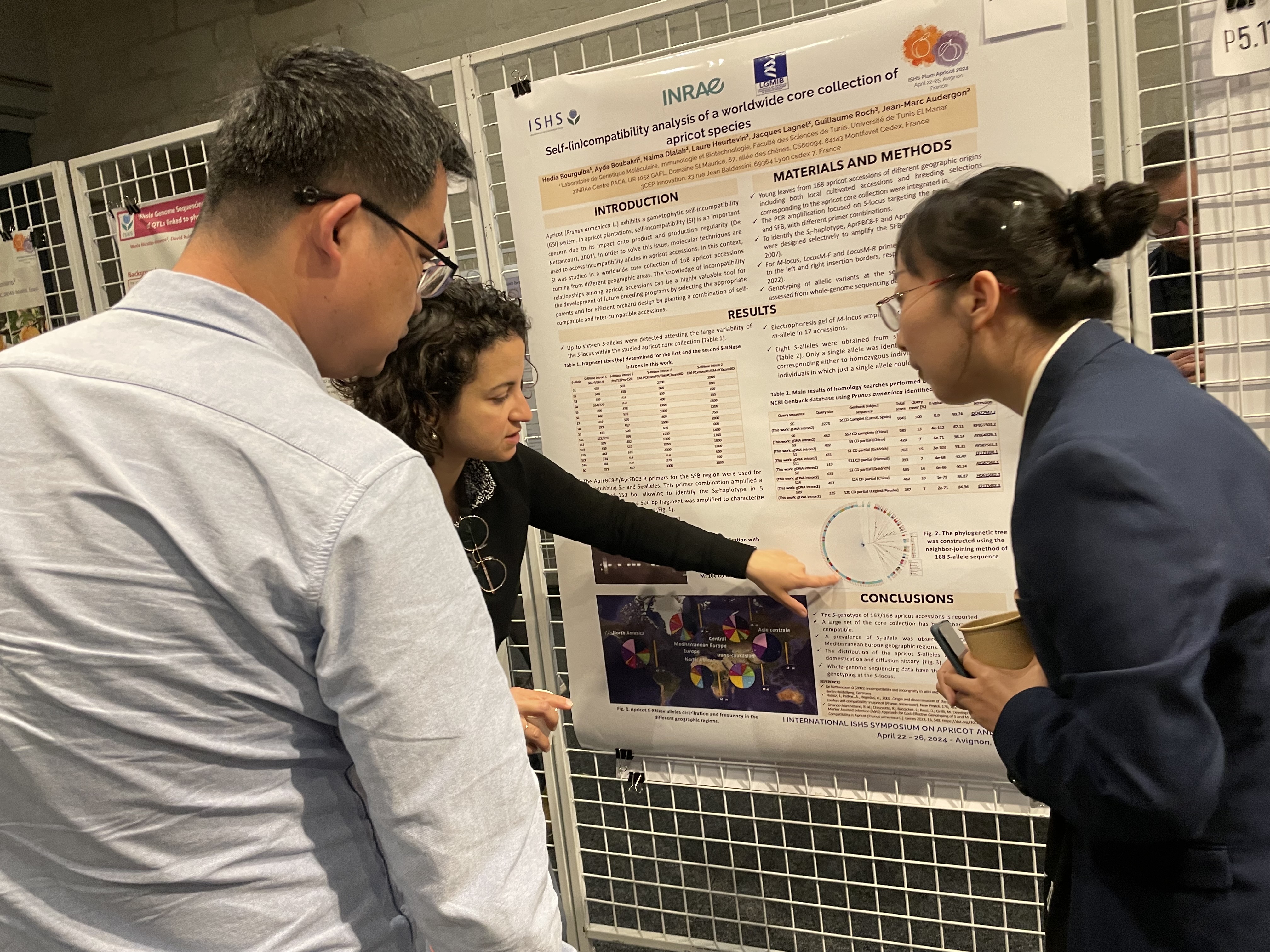 墙报讨论.jpg 墙报讨论.jpg