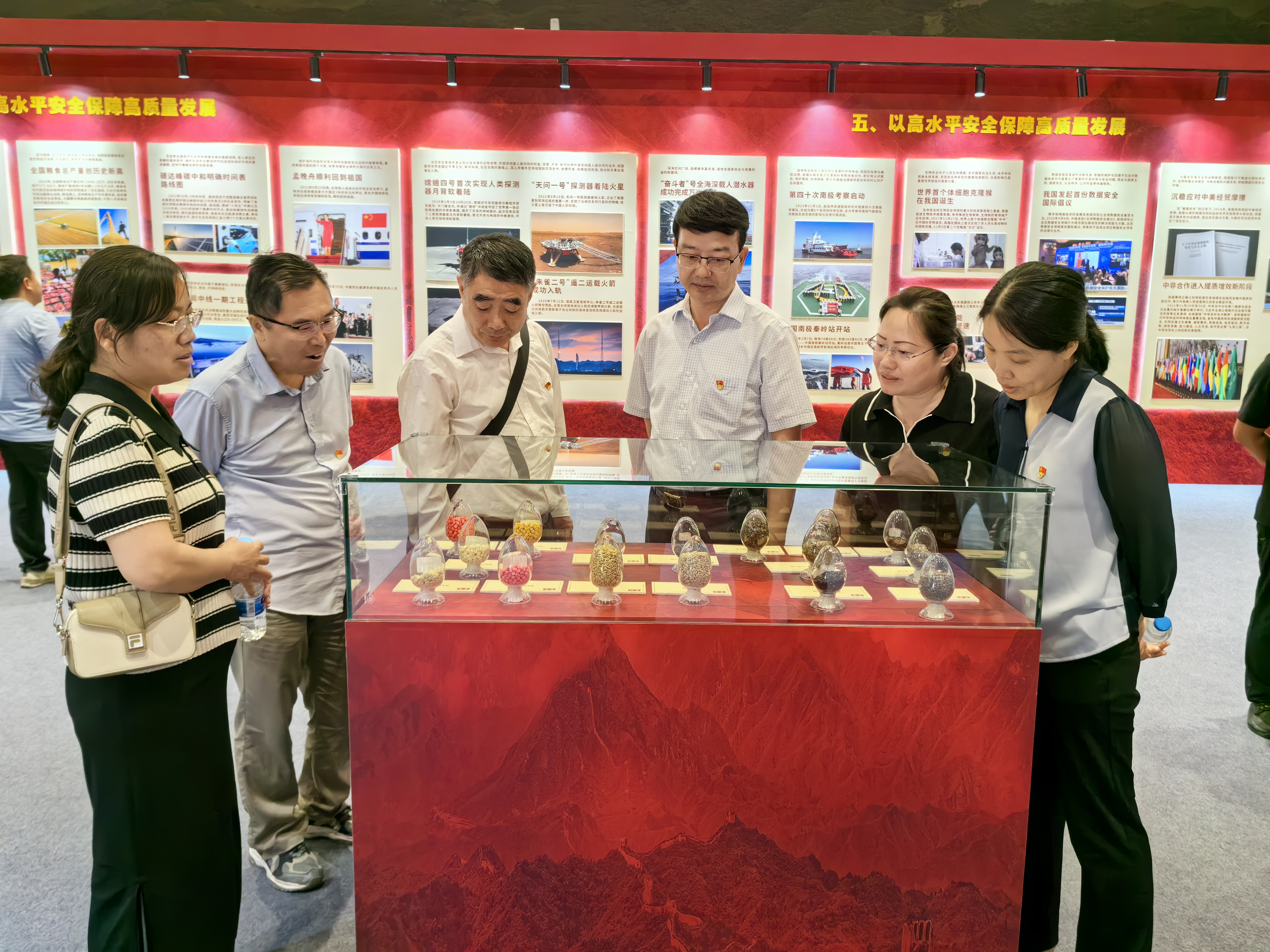 参观图2.jpg 参观图2.jpg