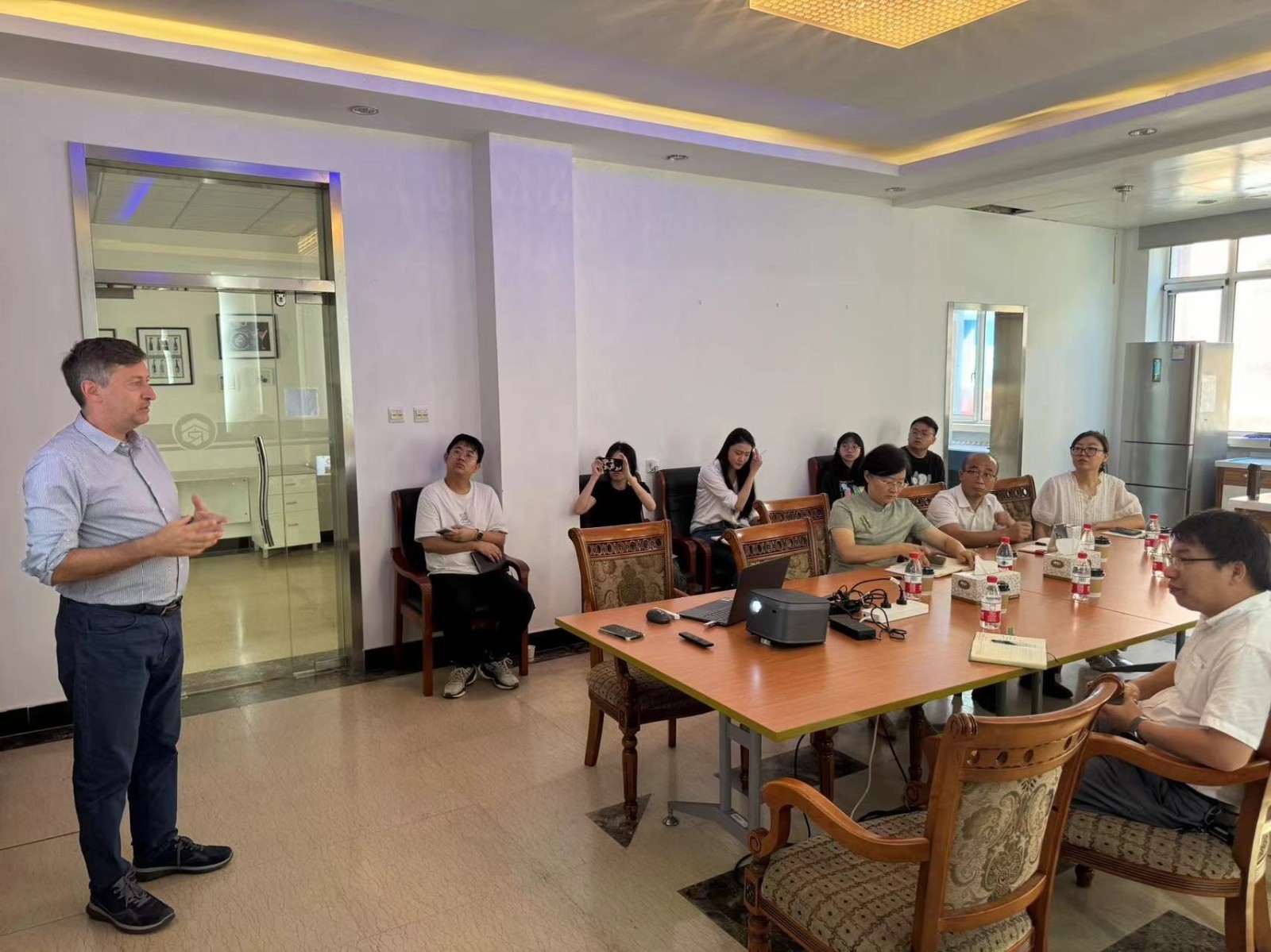 学术交流1.jpg 学术交流1.jpg