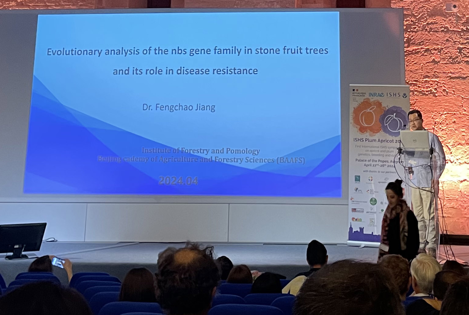 姜凤超作报告.jpg 姜凤超作报告.jpg