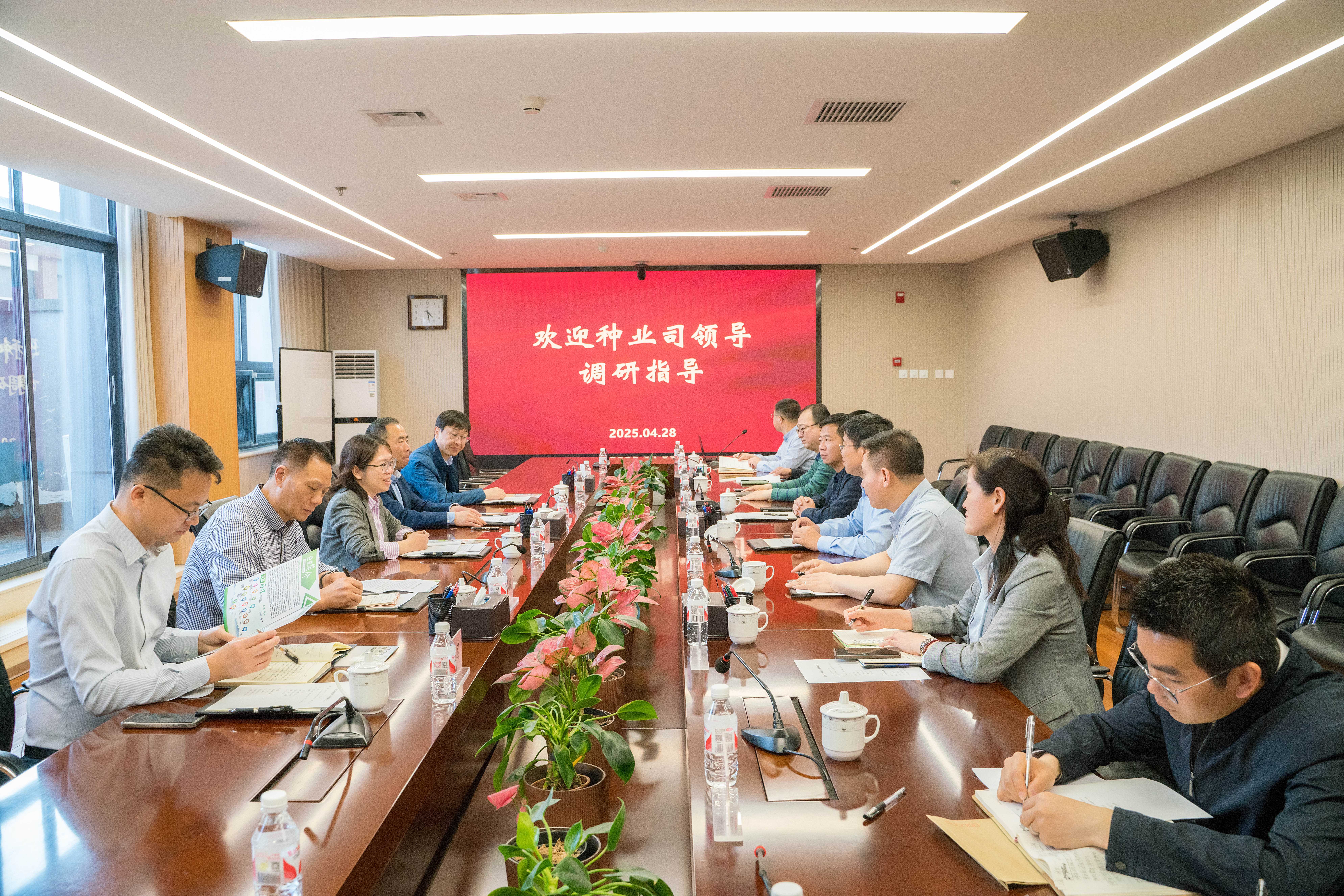 会议室向司长做汇报-1.jpg 会议室向司长做汇报-1.jpg